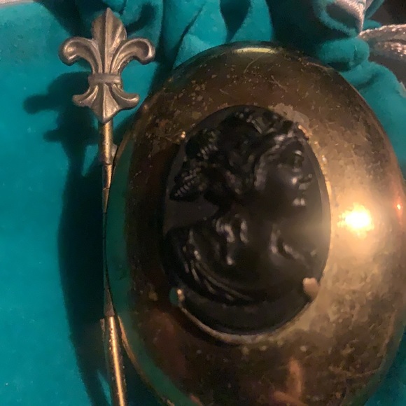 COPY - CAMEO BROOCH LOCKET - Picture 3 of 4